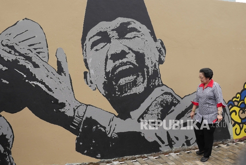 Presiden ke-5 RI Megawati Soekarnoputri memandang mural Bung Karno.