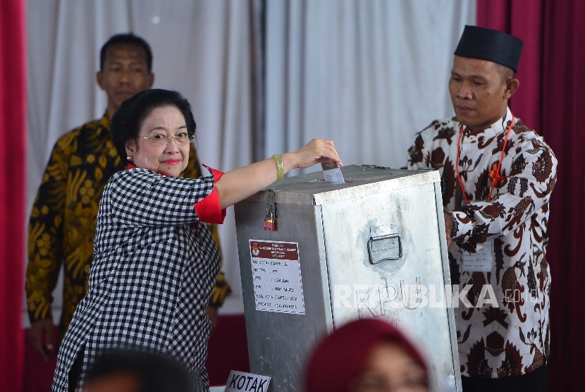  Presiden ke-5 RI Megawati Soekarnoputri memasukan surat suara di TPS 027 Kebagusan Dalam di Jakarta, Rabu (15/2).