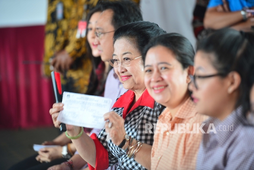  Presiden ke-5 RI Megawati Soekarnoputri menunjukkan kartu pemilih di TPS 027 Kebagusan Dalam di Jakarta, Rabu (15/2).