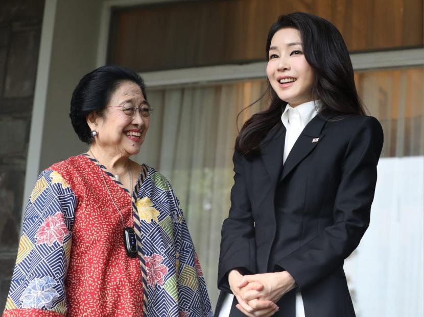 Ibu Negara Korea Selatan (Korsel) Kim Keon Hee (kanan) menarik perhatian publik karena penampilannya yang awet muda/ilustrasi  