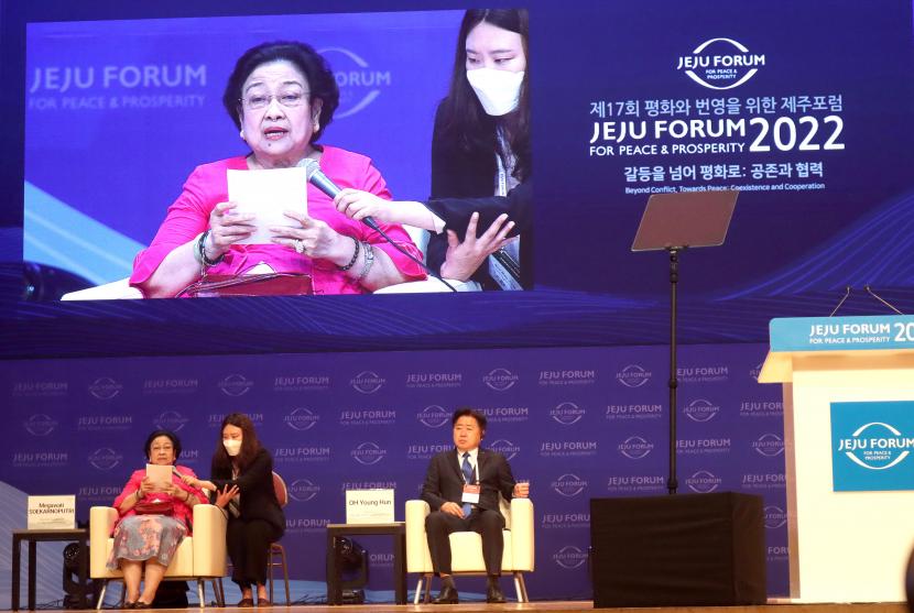 Presiden ke-5 RI Megawati Soekarnoputri menyampaikan paparan saat menjadi salah satu pembicara kunci di Jeju Peace Forum 2022, For Peace and Prosperity di Jeju, Korea Selatan, Kamis (15/9/2022). Di sela-sela acara itu, Megawati juga mengomentari kenaikan harga BBM di Indonesia. (ilustrasi)