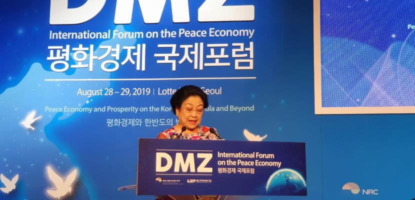 Presiden ke-5 RI Megawati Soekarnoputri saat menjadi pembicara di Forum Perdamaian Dunia, Beijing, Tiongkok, pada 8 Juli 2019.