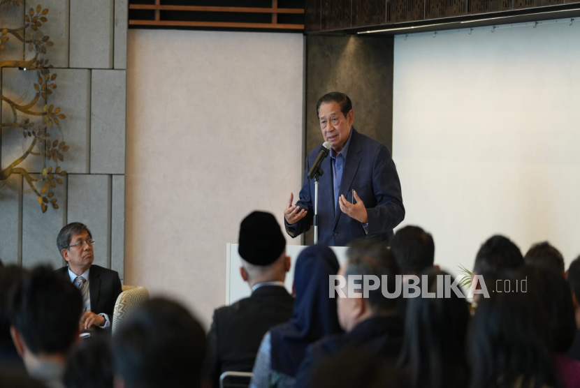 Presiden ke-6 Republik Indonesia, Susilo Bambang Yudhoyono (SBY), menyoroti perkembangan demokrasi di Indonesia saat menghadiri diskusi dan bedah buku Standing Firm for Indonesia’s Democracy di Kedutaan Besar Republik Indonesia (KBRI) Tokyo, Jepang, Jumat (7/3/2025). 