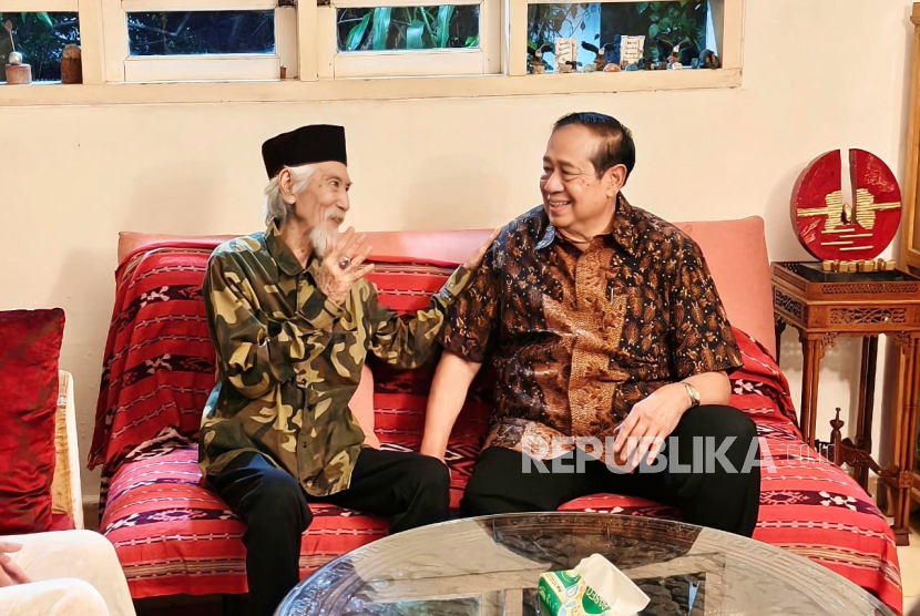  Presiden ke-6 Republik Indonesia, Susilo Bambang Yudhoyono (SBY) (kanan) bersilaturahim ke kediaman musisi senior legendaris, Yok Koeswoyo (kiri), pada Selasa (18/11/2025).