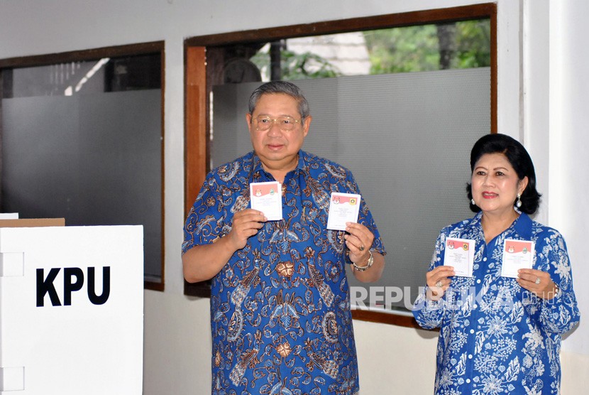 Presiden ke-6 RI sekaligus Ketua Umum Partai Demokrat Susilo Bambang Yudhoyono (kiri) bersama istri Ani Yudhoyono, menunjukkan surat suara saat menggunakan hak pilih di TPS 06, Sekolah Alam Cikeas, Nagrak, Gunung Putri, Kabupaten Bogor, Jawa Barat, Rabu (27/6)