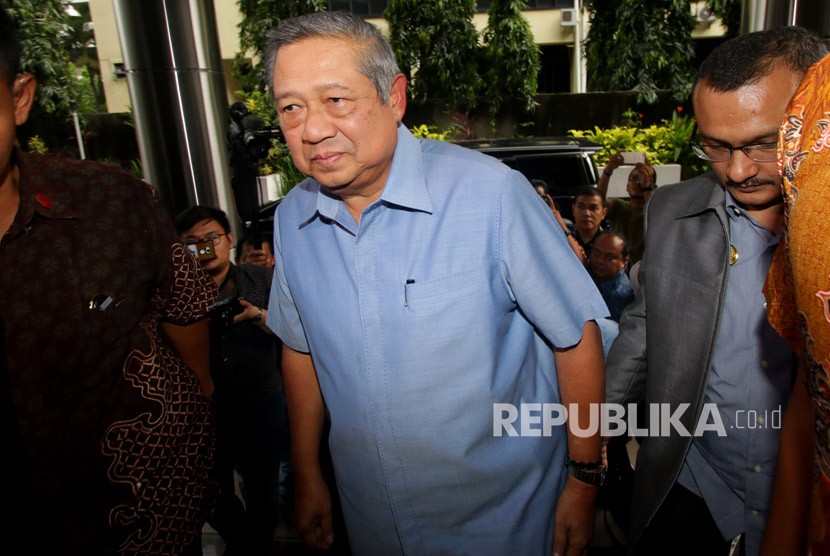 Presiden ke-6 RI Susilo Bambang Yudhoyono berjalan memasuki gedung untuk melaporkan pengacara Setya Novanto, Firman Wijaya, kepada Bareskrim Polri, Jakarta, Selasa (6/2). 