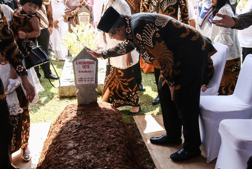 Presiden ke-6 RI Susilo Bambang Yudhoyono berziarah ke makam istrinya, Kristiani Herrawati atau Ani Yudhoyono di Taman Makam Pahlawan Kalibata, Jakarta, Rabu (5/6/2019).