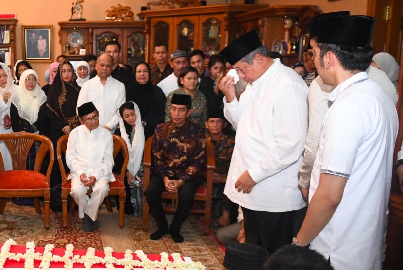 Presiden ke-6 RI Susilo Bambang Yudhoyono (kedua kanan) menangis disaksikan Presiden Joko Widodo (kedua kiri) dan Presiden ke-3 RI BJ Habibie (kiri) saat memberikan sambutan ketika kedatangan jenazah almarhumah Ani Yudhoyono di Cikeas, Bogor, Jawa Barat, Sabtu (1/6).