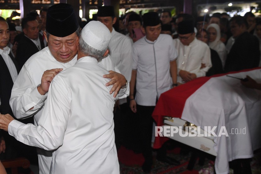 Presiden ke-6 RI Susilo Bambang Yudhoyono (kiri) berpelukan dengan kerabat di samping peti jenazah almarhumah Ani Yudhoyono di Cikeas, Bogor, Jawa Barat, Ahad (2/6/2019). 