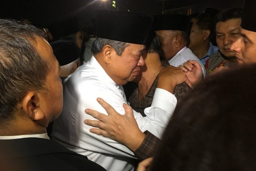 Presiden ke-6 RI Susilo Bambang Yudhoyono menangis saat mengiringi jenazah Ibu Ani Yudhoyono setibanya di Lanud Halim Perdanakusuma, Jakarta, Sabtu (1/6).