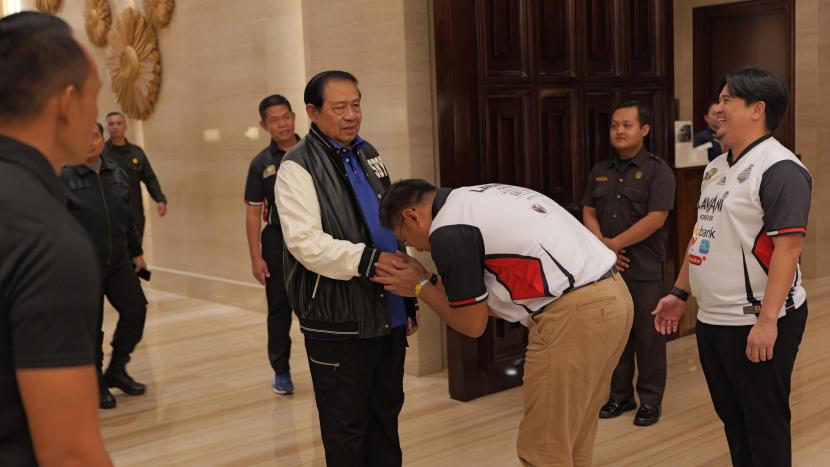 Presiden ke-6 RI Susilo Bambang Yudhoyono mengajak Ketua DPD Gerindra Jawa Tengaah Sudaryono menonton pertandingan Lavani di GOR Jatidiri, Semarang,
