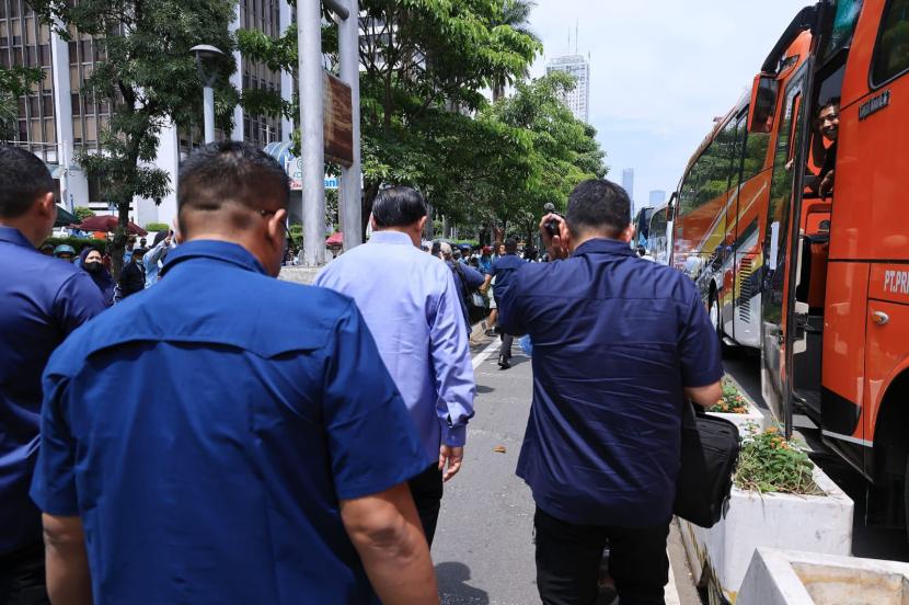 Presiden ke-6 RI Susilo Bambang Yudhoyono (SBY) berjalan di Jalan Jenderal Sudirman, Jakarta, Sabtu (10/2/2024).
