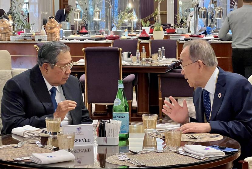 Presiden ke-6 RI Susilo Bambang Yudhoyono (SBY) bertemu mantan Sekretaris Jenderal Persatuan Bangsa-Bangsa (PBB) Ban Ki-moon di sela-sela menghadiri Global Summit di Riyadh, Arab Saudi, Rabu (30/11/2022). 