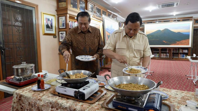 Presiden ke-6 RI Susilo Bambang Yudhoyono (SBY) dan Presiden ke-8 RI Prabowo Subianto makan malam di Puri Cikeas, Kabupaten Bogor.