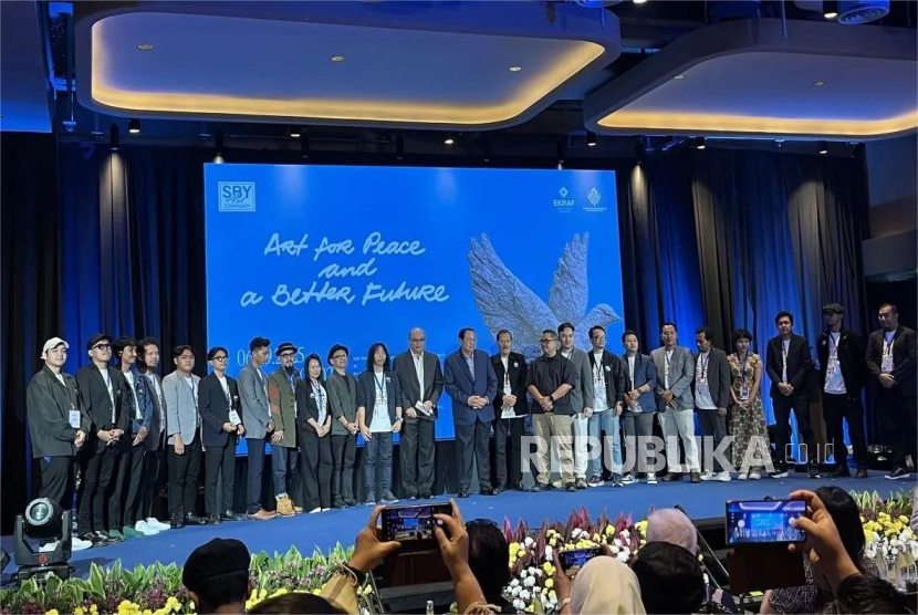 Presiden Ke-6 RI Susilo Bambang Yudhoyono (SBY) membuka pameran Art for Peace and a Better Future di ASHTA Distric 8, Jakarta Selatan, Sabtu (6/9/2025) malam WIB. 
