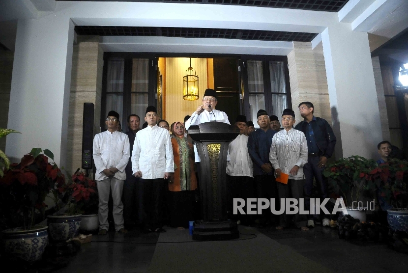 Presiden ke-6 RI Susilo bambang Yudhoyono (SBY) menggelar jumpa pers terkait tudingan Antasari Azhar di kediamannya di Kuningan, Jakarta, Selasa (14/2). 