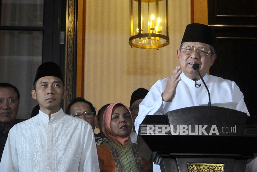 Presiden ke-6 RI Susilo bambang Yudhoyono (SBY) menggelar jumpa pers terkait tudingan Antasari Azhar di kediamannya di Kuningan, Jakarta, 14 Februari 2017. 