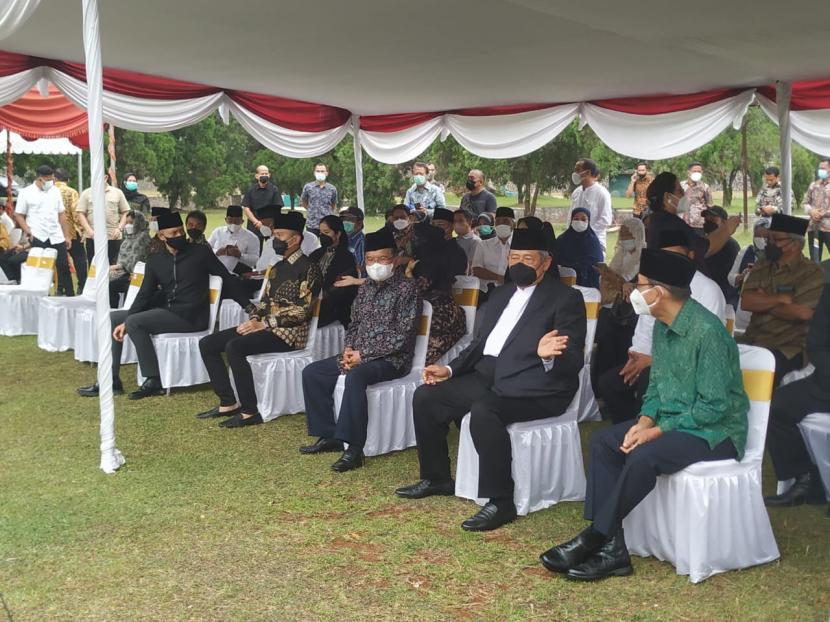 Presiden ke-6 RI, Susilo Bambang Yudhoyono (SBY) menghadiri pemakaman mantan Menteri Sekrearis Negara (Mensesneg) Letjen (Purn) Sudi Silalahi di Taman Makam Pahlawan (TMP) Kalibata, Jakarta, Selasa (26/10). 
