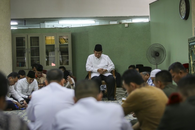 Presiden ke-6 RI Susilo Bambang Yudhoyono (tengah), bersama keluarga membacakan surat Yasin saat menunggu proses pengkafanan jenasah Ibu Ani Yudhoyono, di Kedutaan Besar Indonesia, di Singapura, Sabtu (1/6/2019).