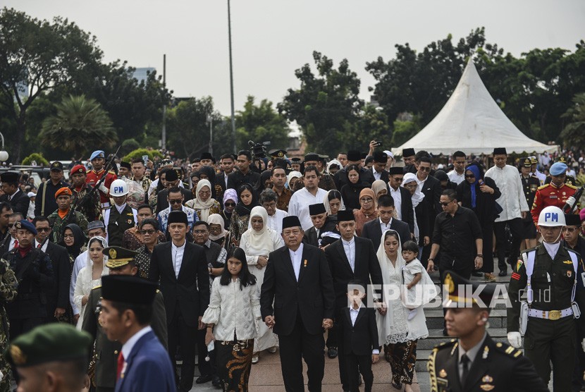 Presiden Ke-6 Susilo Bambang Yudhono bersama keluarga besar mengiringi jenazah Ibu Negara periode 2004-2014 Ani Yudhoyono saat tiba di Taman Makam Pahlawan Nasional Utama (TMP) Kalibata, Jakarta, Ahad (2/6/2019).