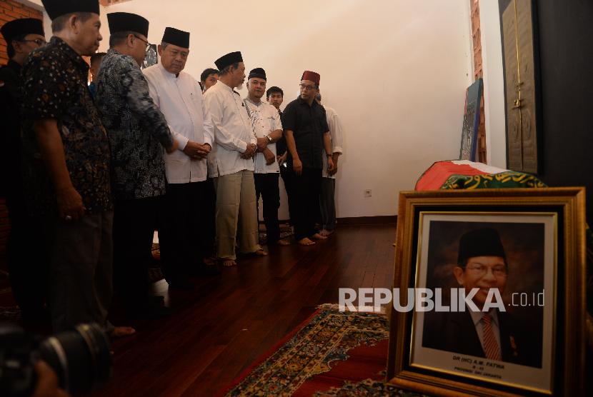 Presiden ke 6 Susilo Bambang Yudhoyono berdoa di depan jenazah Anggota DPD RI AM Fatwa di Rumah duka, Kawasan Pejaten, Jakarta, Kamis (14/12). AM Fatwa meninggal duinia di RS MMC Jakarta pada pagi hari di Usia 78 tahun.