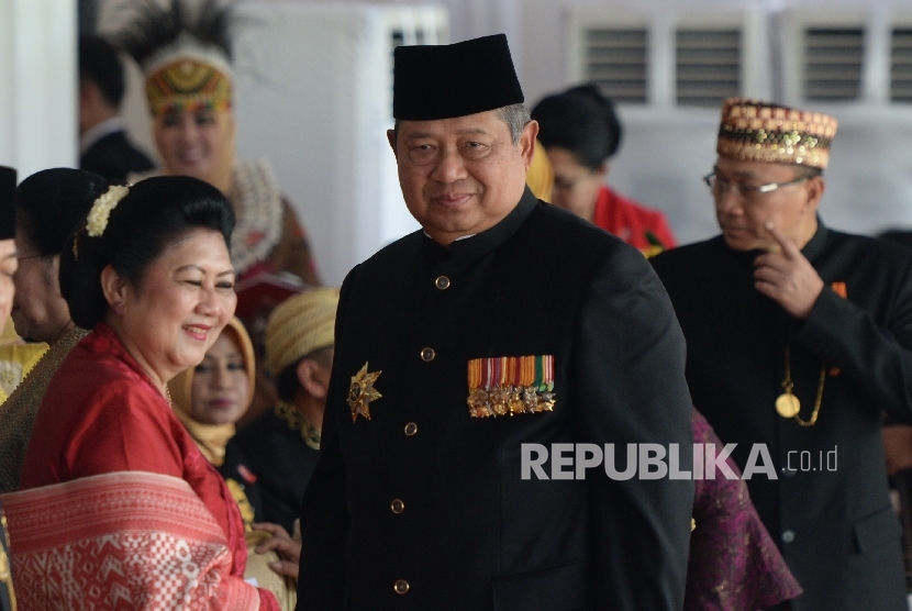   Presiden ke-6 Susilo Bambang Yudhoyono bersama Ibu Ani Yudhoyono meninggalkan tempat acara usai mengikuti Upacara Detik-detik Proklamasi di Istana Merdeka, Jakarta, Kamis (17/8).