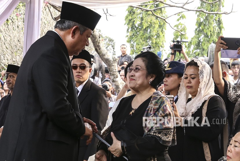 Presiden ke-6 Susilo Bambang Yudhoyono (kiri) berbincang dengan Presiden Ke-5 Megawati Soekarnoputri (kanan) saat menghadiri pemakaman ibu negara Ani Yudhoyono di Taman Makam Pahlawan Nasional Utama (TMP) Kalibata, Jakarta, Ahad (2/6/2019). 