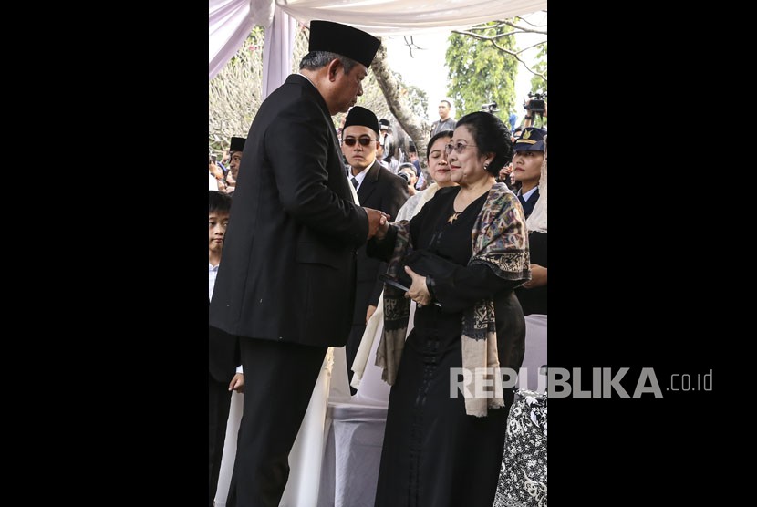 Presiden ke-6 Susilo Bambang Yudhoyono (kiri) berbincang dengan Presiden Ke-5 Megawati Soekarnoputri (kanan) saat menghadiri pemakaman ibu negara Ani Yudhoyono di Taman Makam Pahlawan Nasional Utama (TMP) Kalibata, Jakarta, Ahad (2/6/2019).