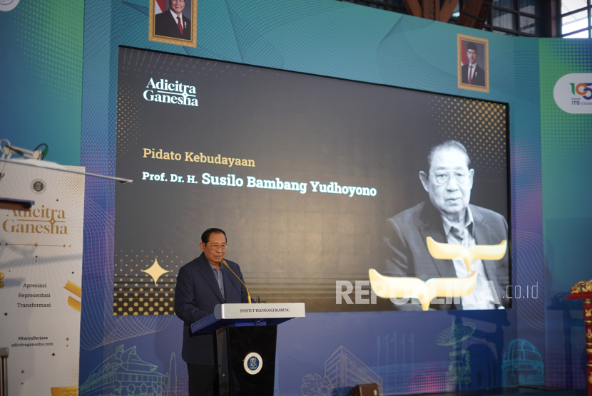 Presiden ke-6 Susilo Bambang Yudhoyono Menyampaikan Pidato Kebudayaan di Aula Barat ITB, Jalan Ganesha, Kota Bandung, Rabu (8/10/2025).