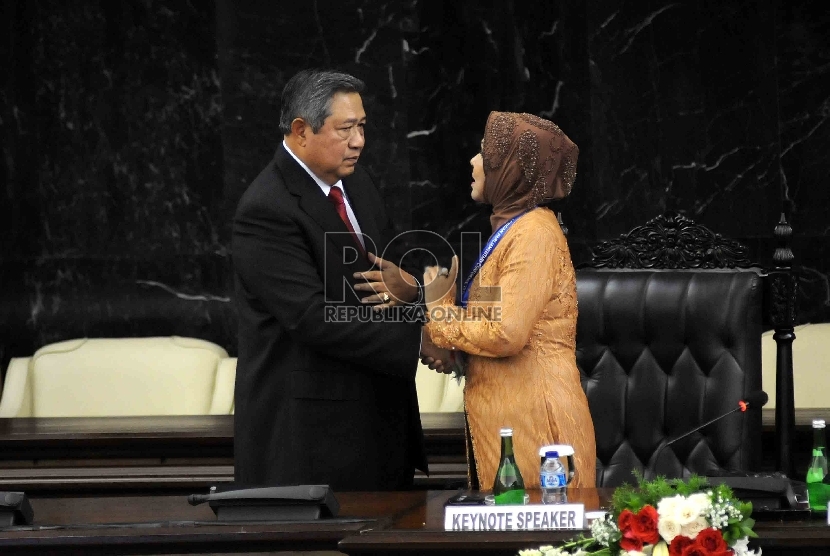 Presiden ke-6 Susilo Bambang Yudhoyono (SBY) berbincang dengan Chairperson of the Inter-Parliamentary coorperation, Nurhayati Ali Assegaf dalam Parlemen Konfrensi Asia Afrika (KAA) di Gedung Parlemen, Senayan, Jakarta, Kamis, (23/4).  (Republika/Agung Supr