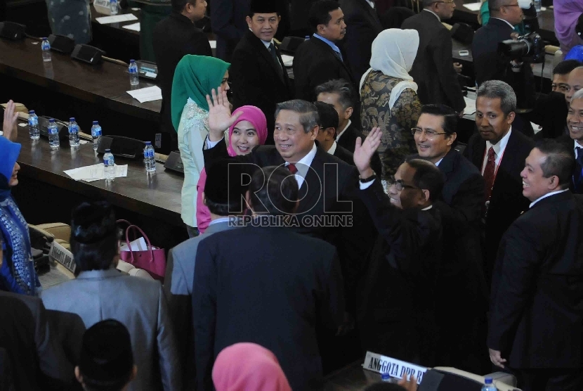 Presiden ke-6 Susilo Bambang Yudhoyono (SBY) menyapa wartawan usai menjadi pembicara (keynote speaker) dalam perhelatan Parlemen Konfrensi Asia Afrika (KAA) di Gedung Parlemen, Senayan, Jakarta, Kamis, (23/4).  (Republika/Agung Supriyanto)