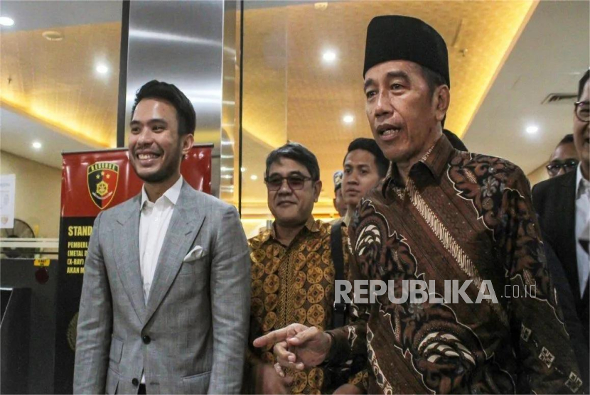 Presiden ke-7 RI Joko Widodo (Jokowi) bersama kuasa hukumnya Yakup Hasibuan di Gedung Bareskrim Polri, Jakarta Selatan, Selasa (20/5/2025).