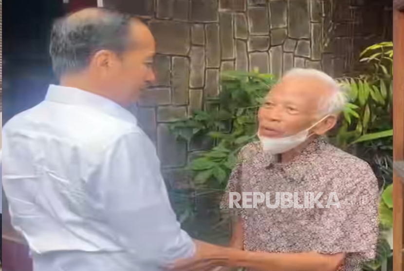 Presiden ke-7 RI Joko Widodo (Jokowi) bertemu dosen pembimbing skripsi di Fakultas Kehutanan UGM, Ir Kasmudjo (75 tahun)..