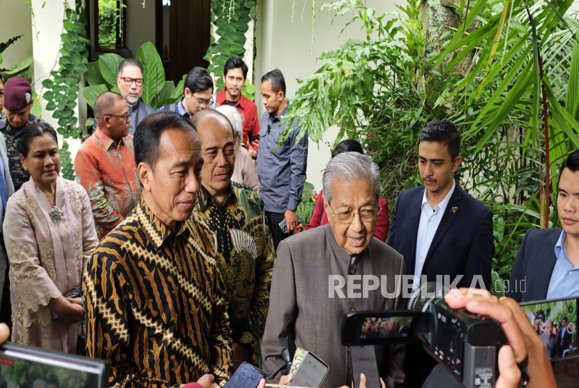 Presiden ke-7 RI Joko Widodo (Jokowi) menerima kunjungan mantan perdana menteri (PM) Malaysia Mahathir Mohamad di kediamannya kawasan Sumber, Kota Solo, Jawa Tengah, Rabu (26/2/2025). 