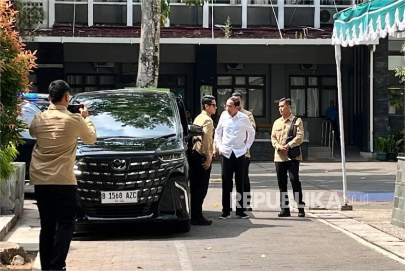 Presiden ke-7 RI Joko Widodo (Jokowi) tiba untuk menghadiri  reuni ke-45 Angkatan 80 Fakultas Kehutanan Universitas Gadjah Mada (UGM) di Yogyakarta, Sabtu (26/7/2025).