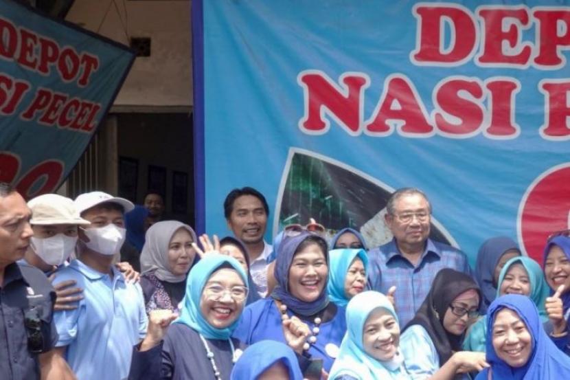 Presiden ke-7 RI Susilo Bambang Yudhoyono (SBY) bernostalgia di Depot Pecel 99, Kota Madiun, Rabu (1/2/2023).
