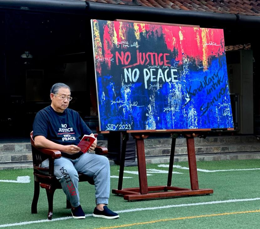 Presiden ke-RI sekaligus pendiri Partai Demokrat, Susilo Bambang Yudhoyono (SBY) membuat lukisan terbaru No Justice, No Peace.