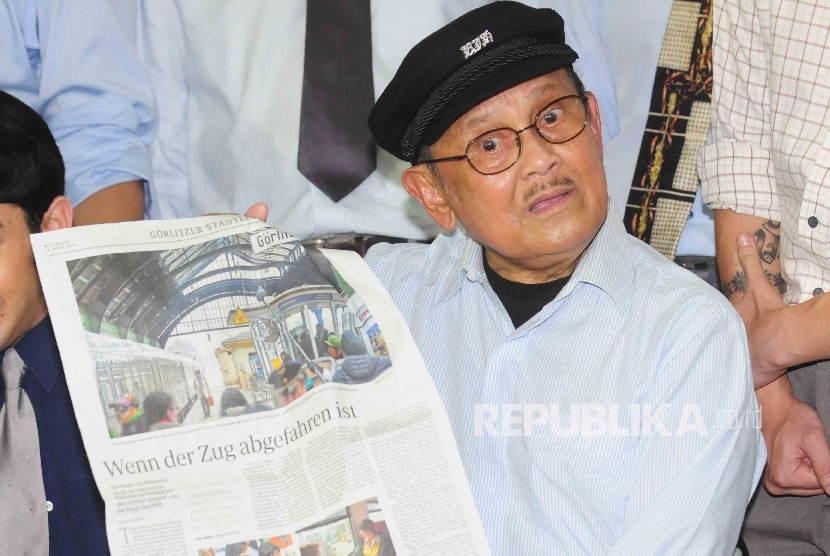 Presiden ke tiga Republik Indonesia, BJ Habibie saat konferensi pers Film Rudy Habibie, karya sutradara Hanung Bramantyo di Jakarta, Kamis (24/3). 