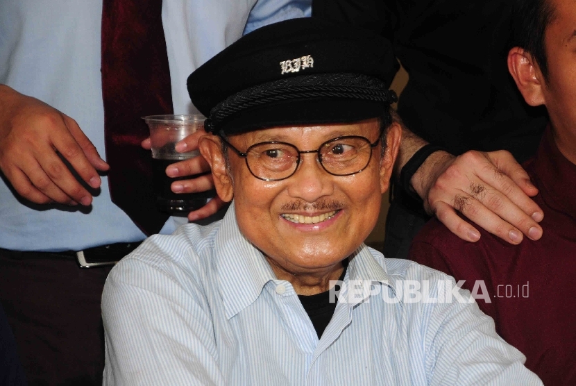 Presiden ke tiga Republik Indonesia, BJ Habibie saat konferensi pers Film Rudy Habibie, karya sutradara Hanung Bramantyo.