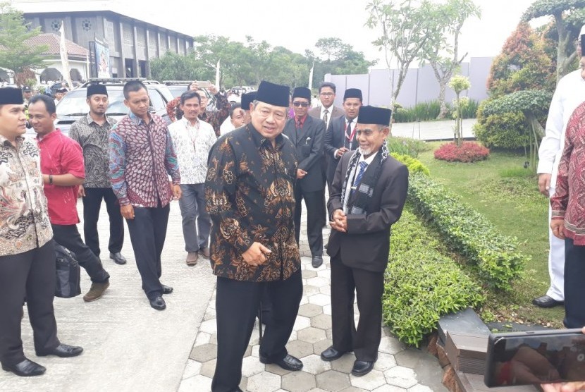 Presiden keenam Republik Indonesia Susilo Bambang Yudhoyono (SBY) tiba di Komplek Pondok Pesantren Daar el-Qolam, Tangerang, Sabtu (20/1). 