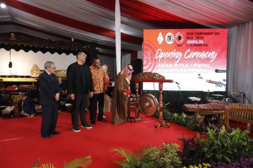 Presiden Kehormatan Asian Shooting Confederation (ASC) H.E. Kuo Chung Hsing memukul gong sebagai tanda membuka Asian Rifle/Pistol Championship 2024 di Lapangan Tembak Senayan, Jakarta, Sabtu (6/1/2024).