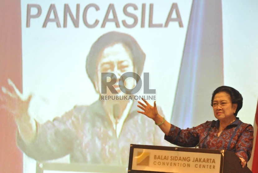 Presiden kelima Indonesia Megawati Soekarnoputri beraudiensi saat menjadi pembicara dalam seminar nasional dan bedah buku Revolusi Pancasila di Jakarta Convention Center, Senayan, Jakarta, Selasa (27/10). 