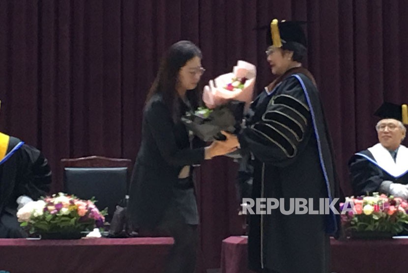 Presiden Kelima RI, Megawati Soekarno Putri dianugerahi Doktor HC keenam, di bidang ekonomi oleh Mokpo National University Korsel.