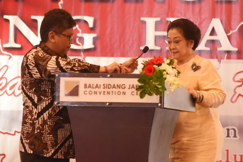Presiden Kelima RI Megawati Soekarnoputri (kanan) dan Sekjen PDI Perjuangan Hasto Kristiyanto 