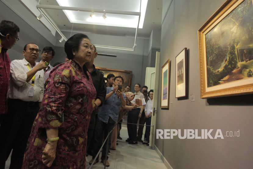 Presiden kelima RI Megawati Soekarnoputri melihat salah satu satu koleksi lukisan Istana Kepresidenan pada pameran lukisan bertajuk Senandung Ibu Pertiwi di Galeri Nasional, Jakarta, Kamis (10/8).