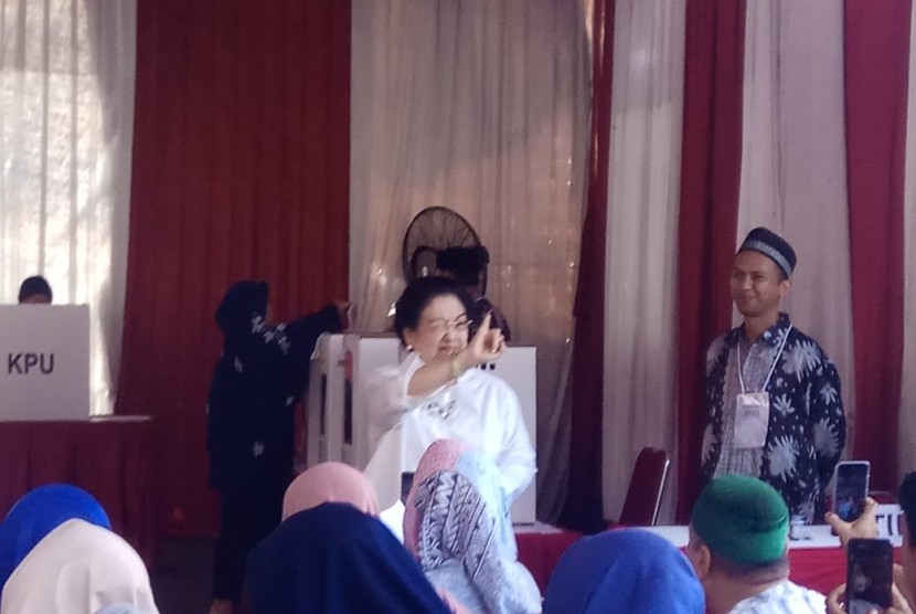 Presiden kelima RI Megawati Soekarnoputri menggunakan hak suara di tps 62 di Kebagusan, Jakarta Selatan.