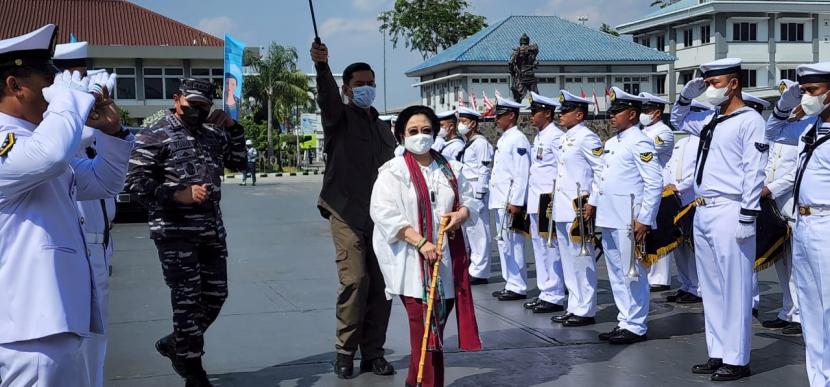 Presiden Kelima RI, Prof. Dr. (H.C) Megawati Soekarnoputri, menjadi pembicara kunci Napak Tilas Ratu Kalinyamat Pahlawan Maritim Nusantara yang digelar TNI Angkatan Laut di Jakarta, Kamis (11/8/2022). 