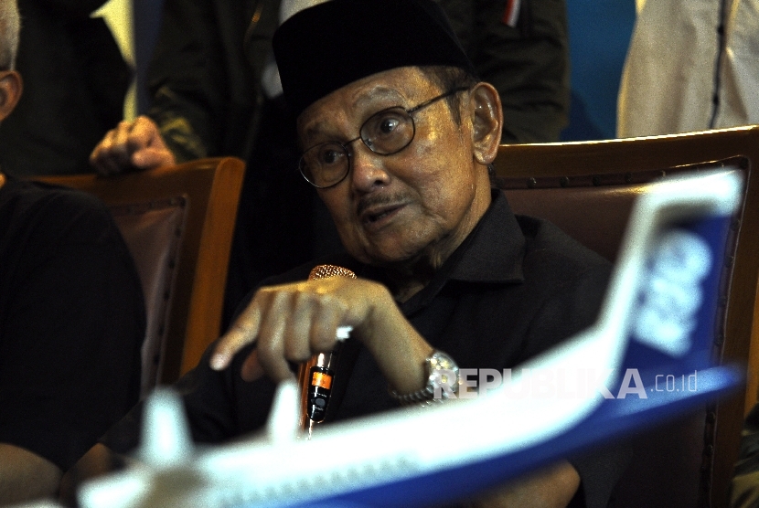 Presiden Ketiga Republik Indonesia Bacharuddin Jusuf Habibie memberikan ketengan kepada wartawan saat konferensi pers kampanye galangan dukungan pesawat R80 di kediamannya di Patra Kuningan, Jakarta, Kamis (28/9).