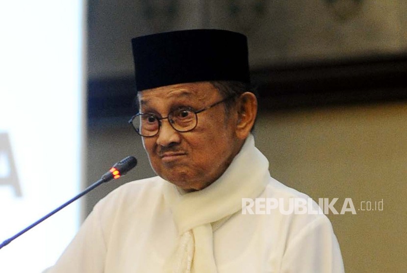 Mantan Menko Kemaritiman Jenguk BJ Habibie dari Balik Kaca | Republika