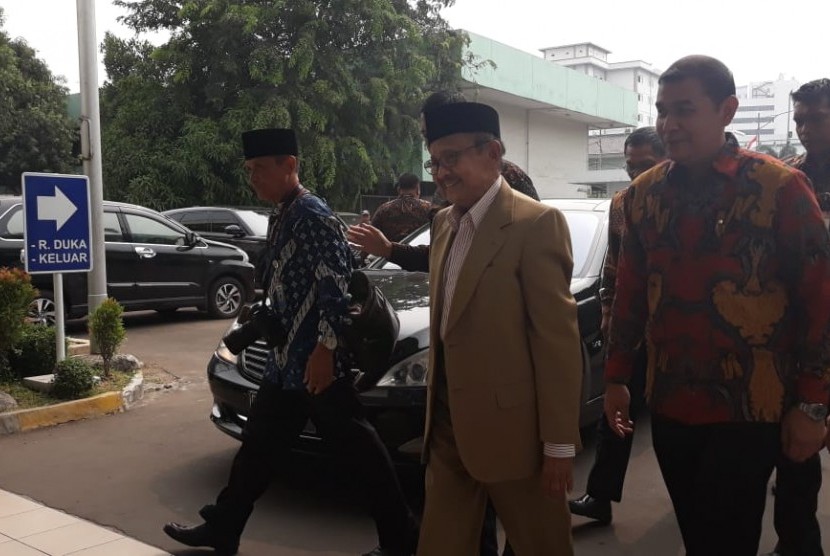 Presiden ketiga RI BJ Habibie hadir ke RSPAD Gatot Soebroto untuk menjenguk Presiden RI keenam Susilo Bambang Yudhoyono, Kamis (19/7) siang.